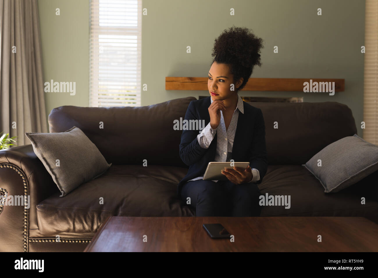Weibliche real estate agent mit digitalen Tablette im Wohnzimmer Stockfoto