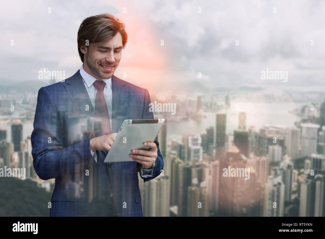 Die guten Bewertungen. Positive Geschäftsmanns, der auf digitalen Tablet beim Stehen im Freien gegen von Bürogebäuden im Hintergrund. Digital. Technologien. Business Look Stockfoto