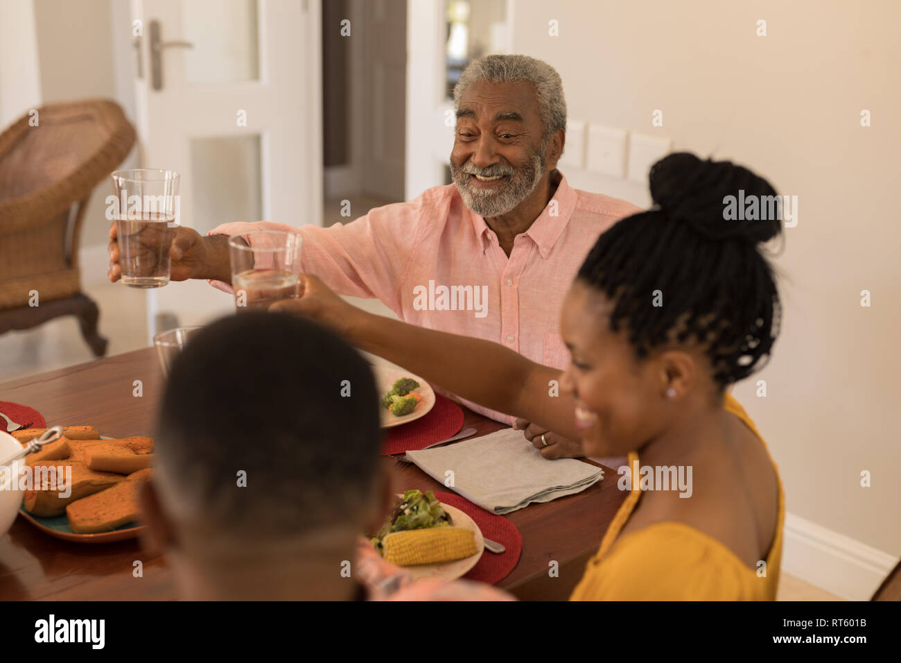 Familie toasten Gläser Wasser Stockfoto
