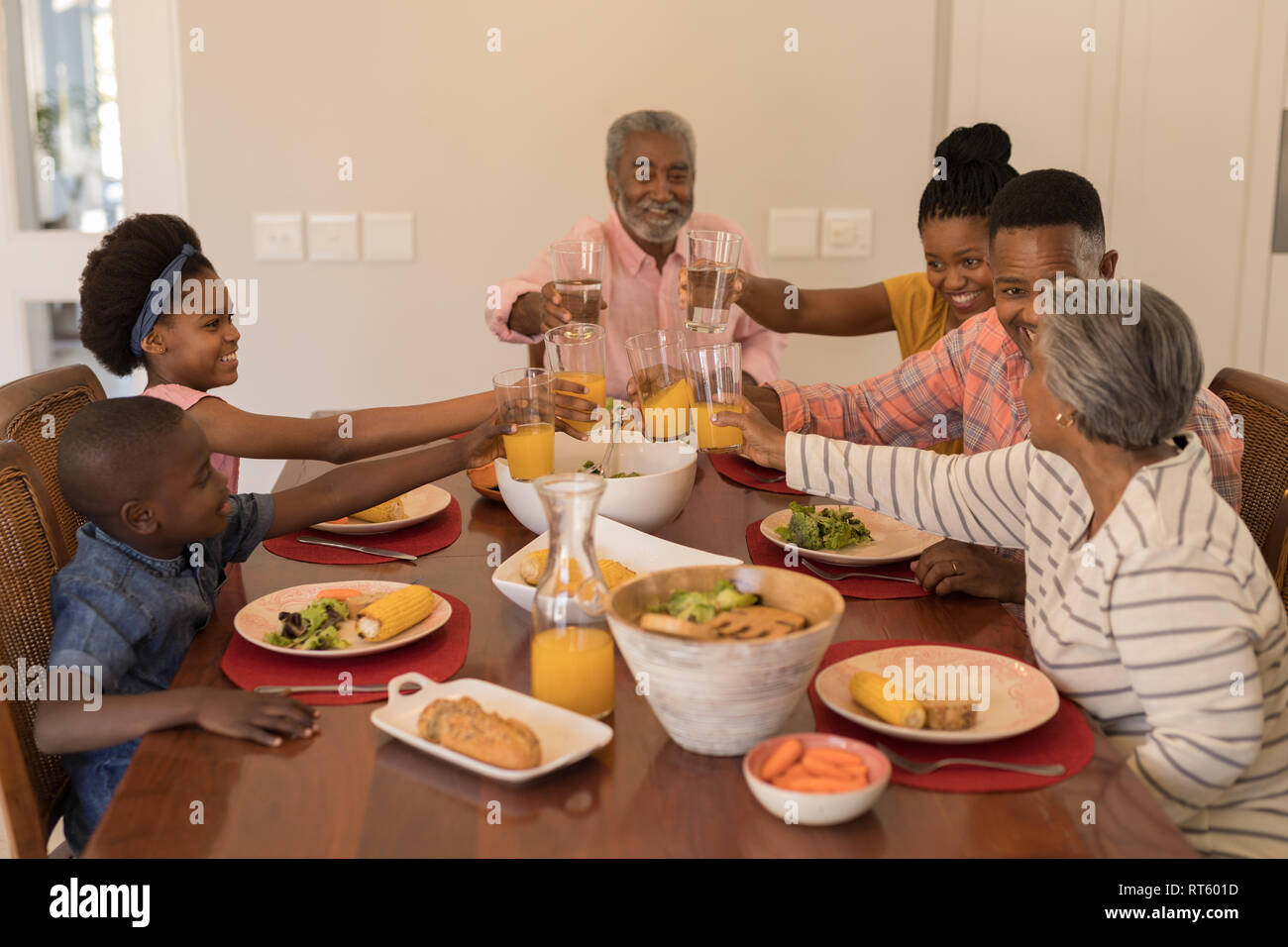 Multi-Generation, Familie toasten Gläsern Orangensaft Stockfoto