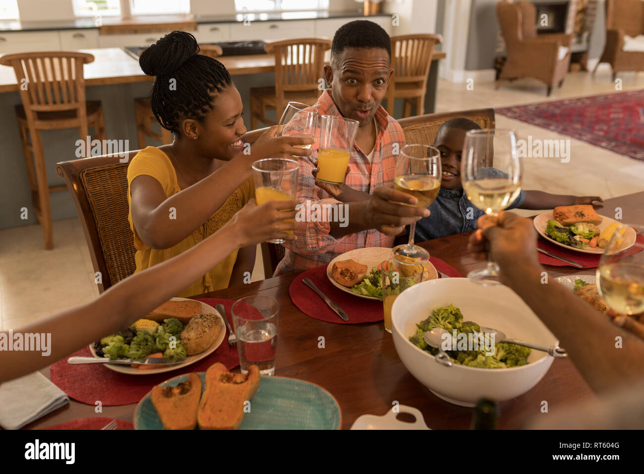 Multi-Generation, Familie toasten Gläser Getränke auf Esstisch Stockfoto