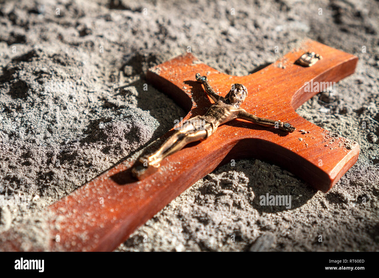 Christian Kreuz Symbol in der Asche religiösen Ostern Konzept Stockfoto