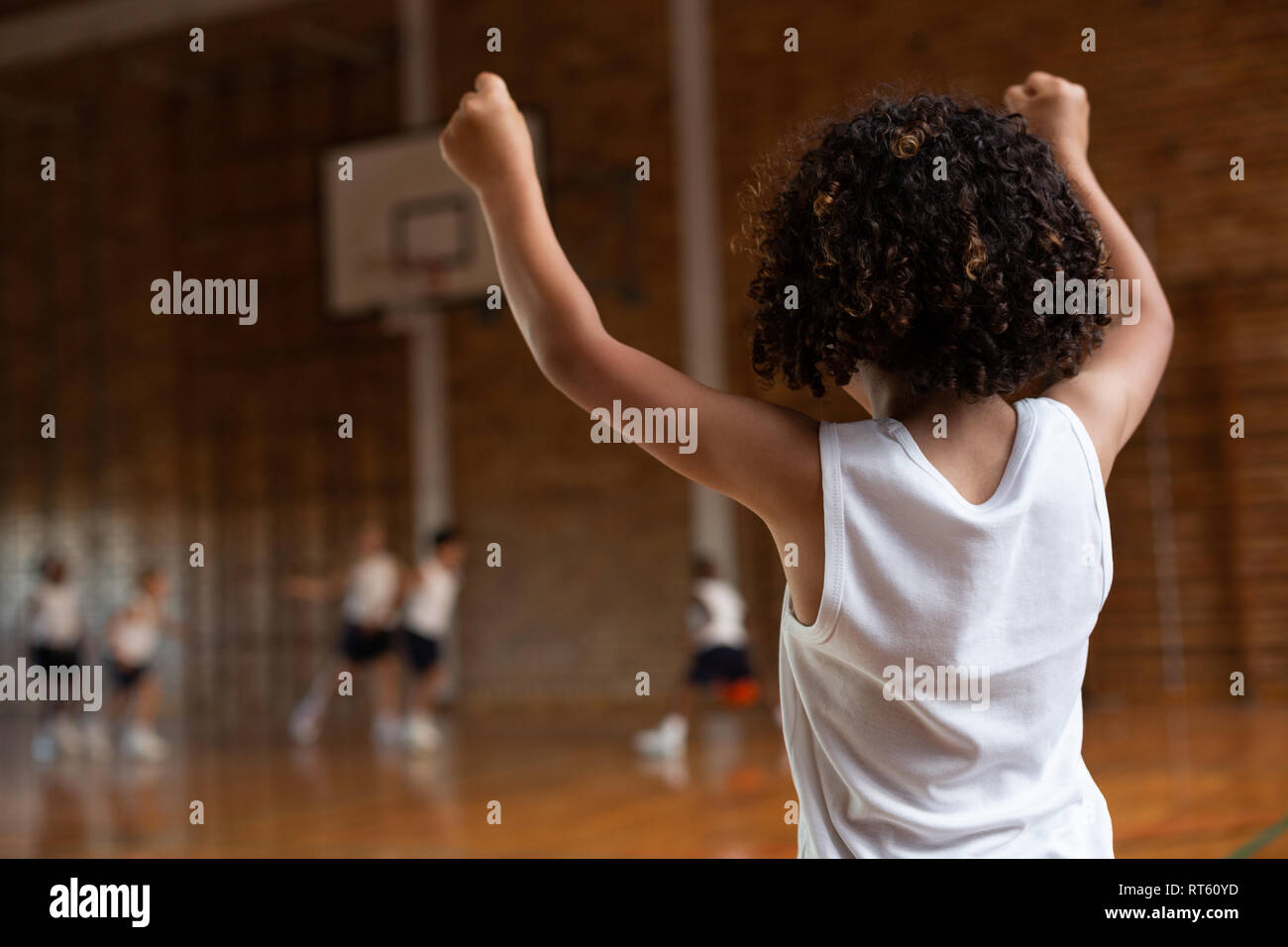 Schüler jubeln mit den Armen in den Basketballplatz Stockfoto