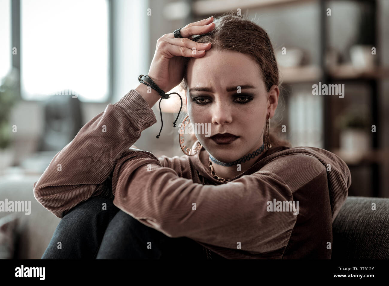 Gefühl unglücklich. Dunkelhaarige ansprechend junges Mädchen mit dunklen Augen und Lippen Gefühl ziemlich unglücklich Stockfoto