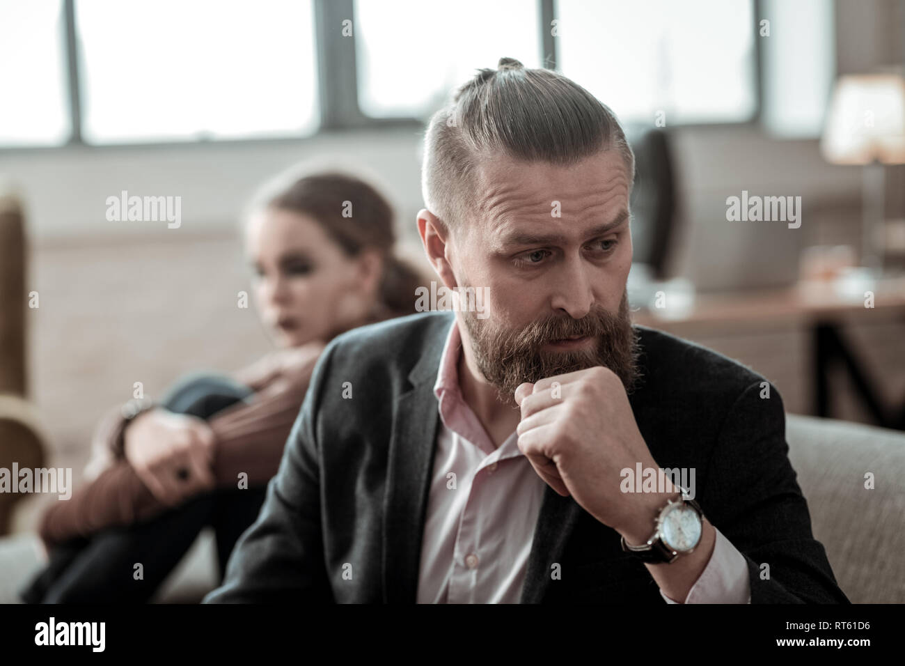 Vater Tochter Konflikt Im Erwachsenenalter Familie Konflikt. Reifen Vater mit gesichtsfalten Gefühl nach der