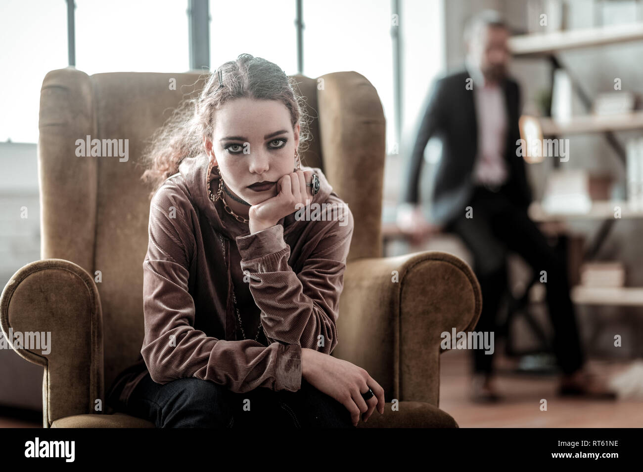 Accessoires und Make-up. Lockigen dunkelhaarigen teenage Mädchen mit Zubehör und in dunklen Make-up Stockfoto