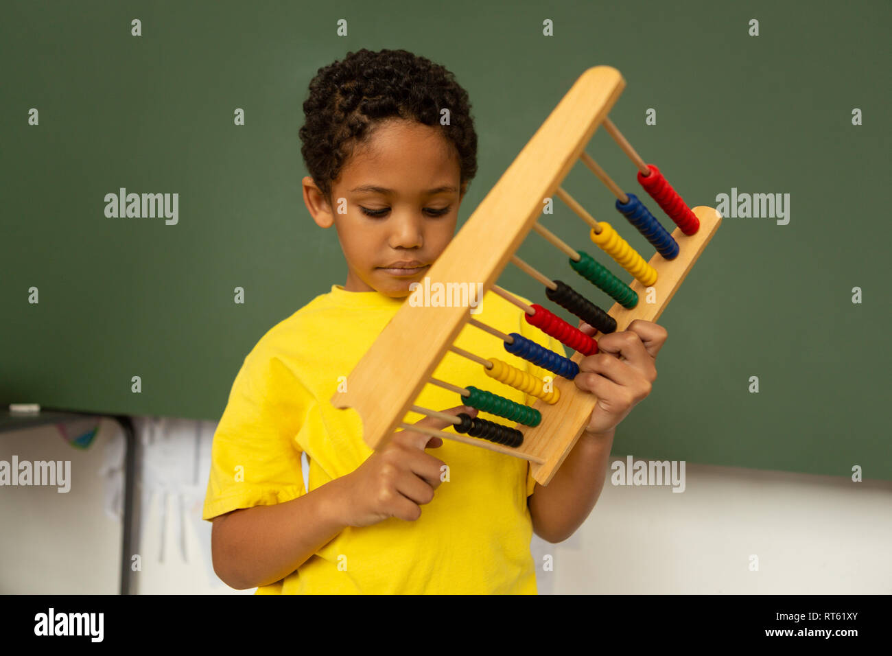 Schüler lernen Mathematik mit Abacus in einem Klassenzimmer Stockfoto