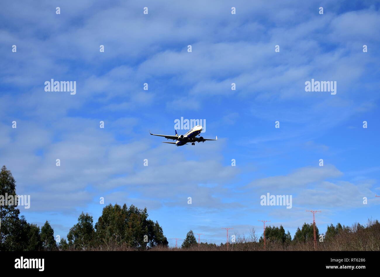 Ryanair Flugzeug Landung am Flughafen Lavacolla. Santiago de Compostela, Spanien, 23. Feb 2019. Stockfoto