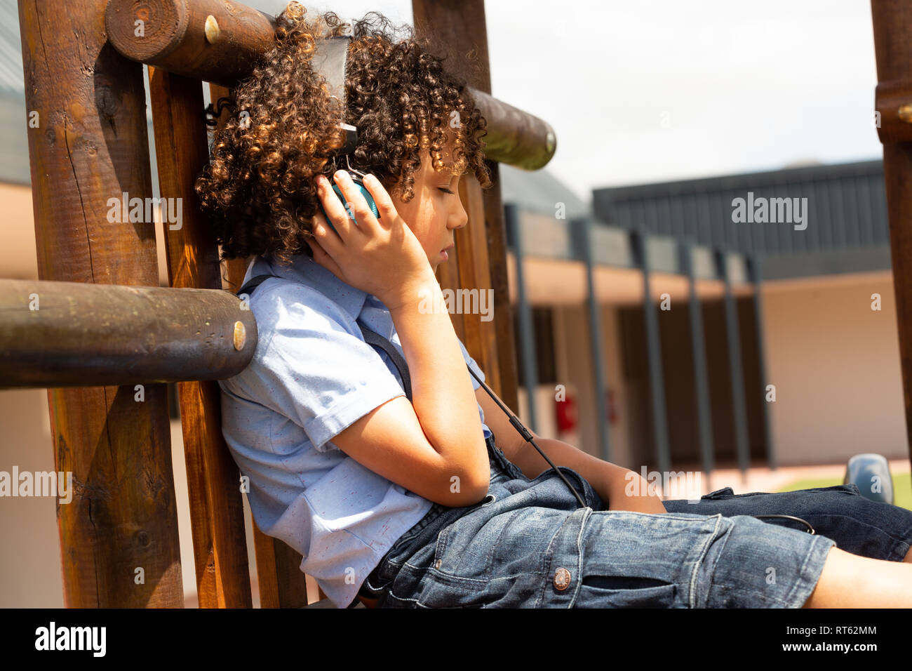 Schülerin Musik hören über Kopfhörer in der Schule Spielplatz Stockfoto