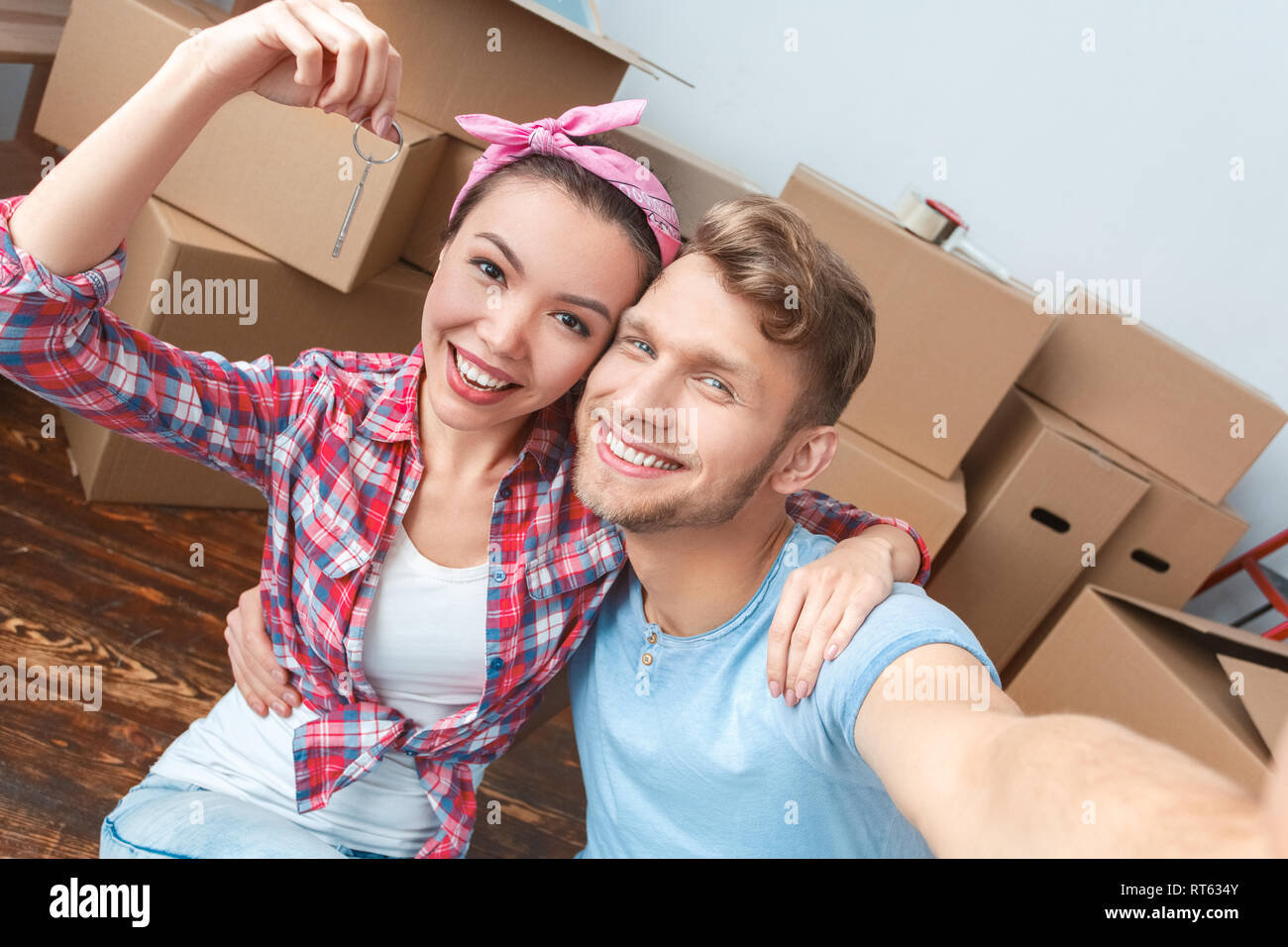 Junges Paar, der Neue Platz, wobei selfie Fotos auf dem Smartphone Gedrückthalten der Taste freudige close-up Stockfoto