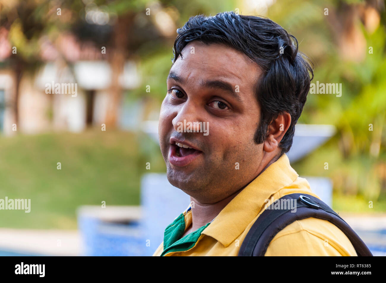 Überrascht! Ein Porträt von einem lächelnden und freundlichen Inder, überrascht, fotografiert werden, wodurch ein Gesicht in die Kamera. Stockfoto