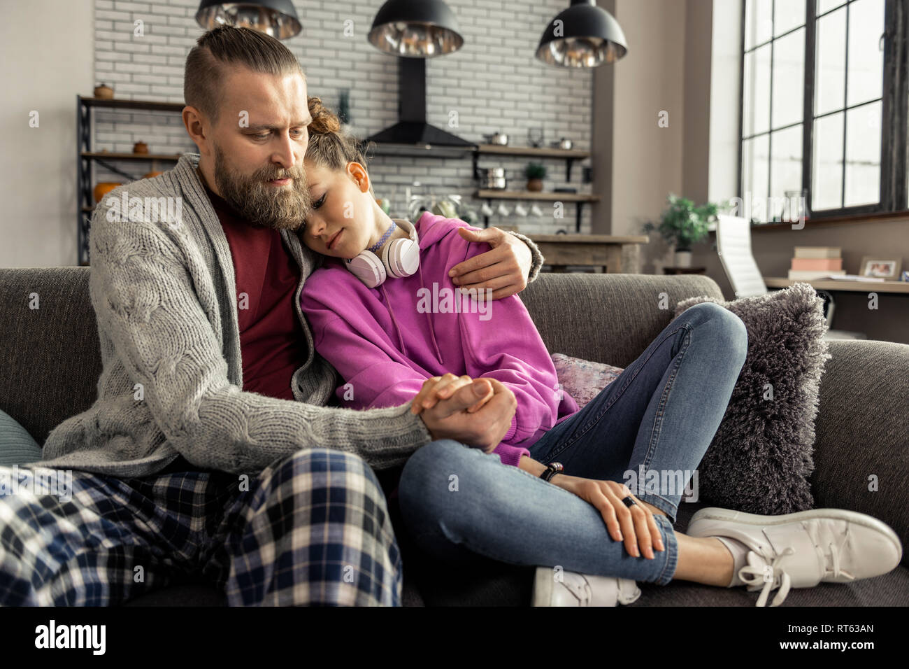 Lehnte sich auf Schulter. Tochter im Teenageralter in Jeans und Turnschuhe lehnte sich auf der Schulter der unterstützenden Vater Stockfoto