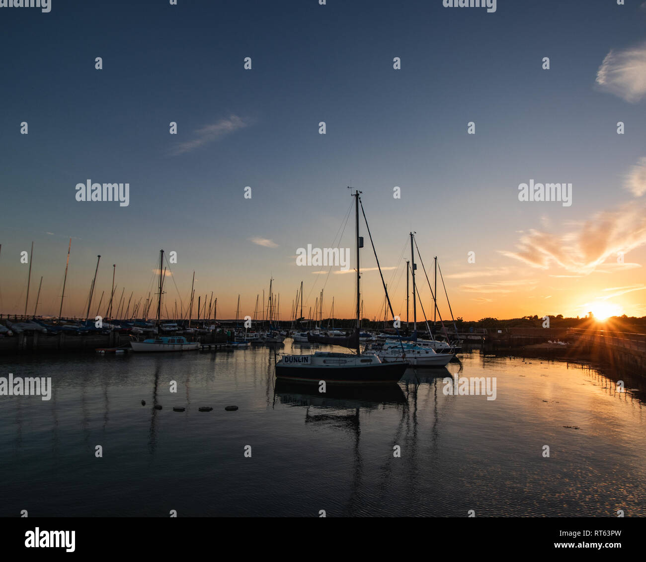 Segeln Boote im Yachthafen bei Sonnenuntergang Stockfoto