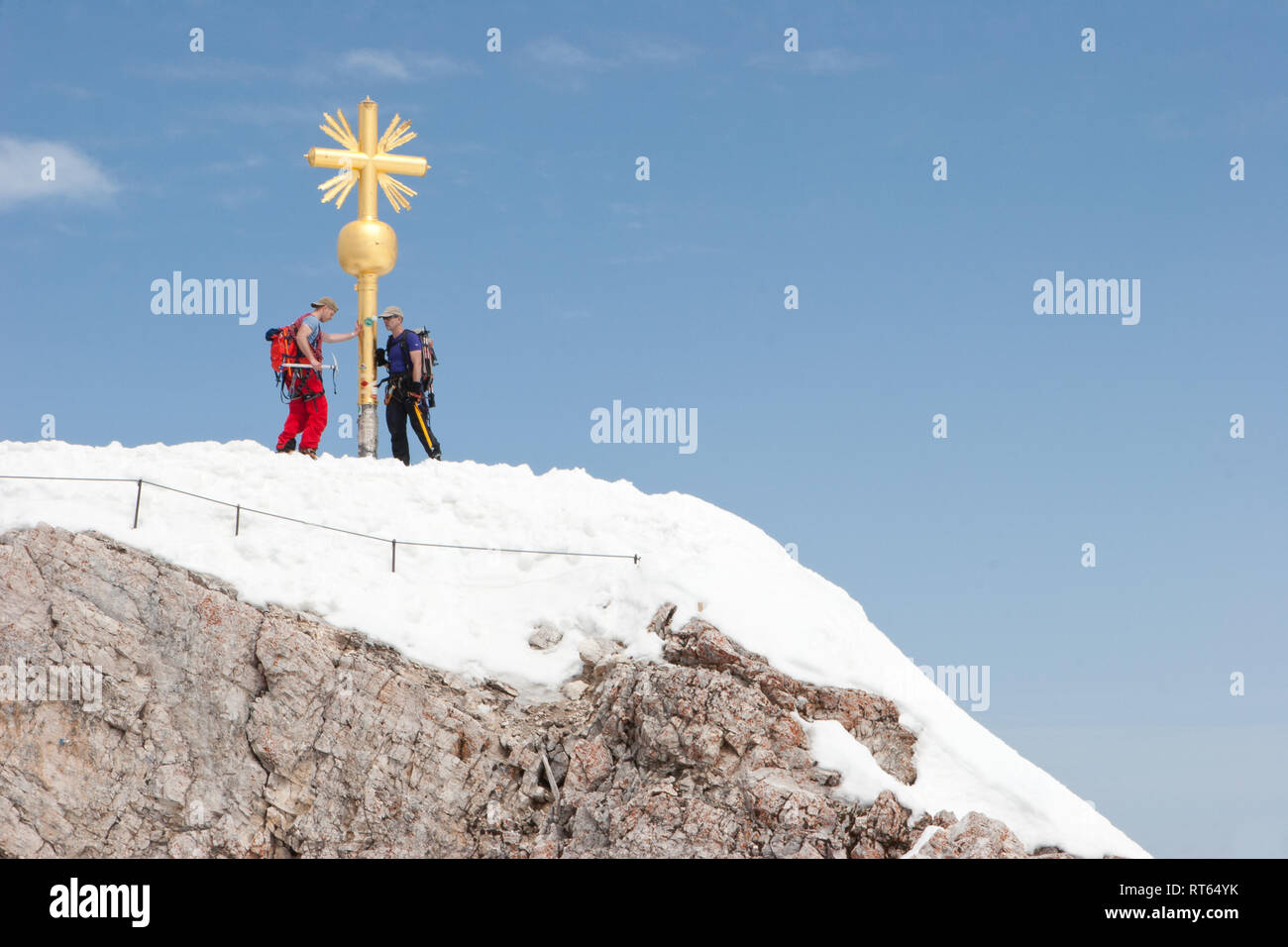 2 Männer auf dem Gipfel der Zugspitze nach dem klettern die Berge Stockfoto