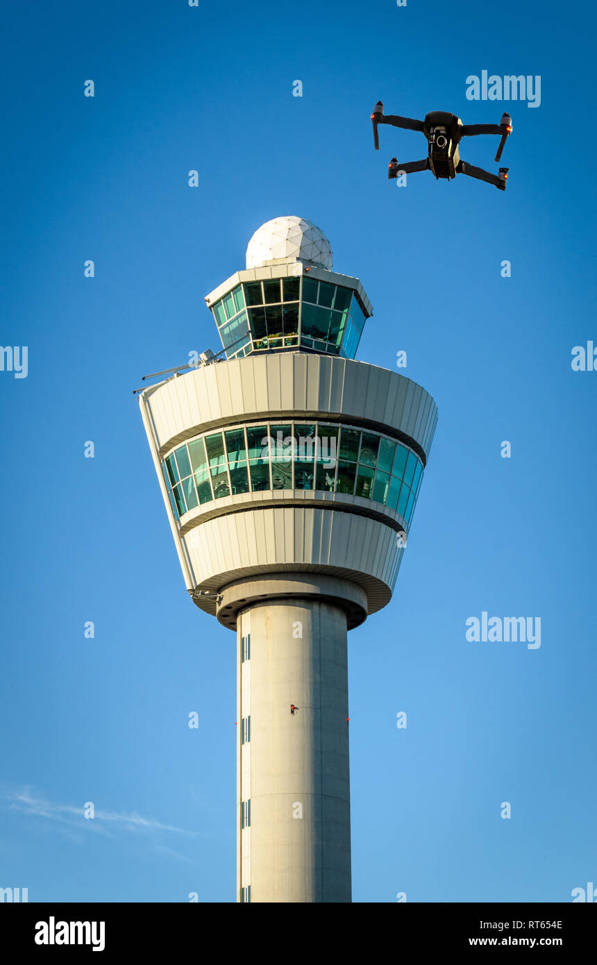 Digital composite der Drohne und Air Traffic Control Tower am Flughafen. Stockfoto