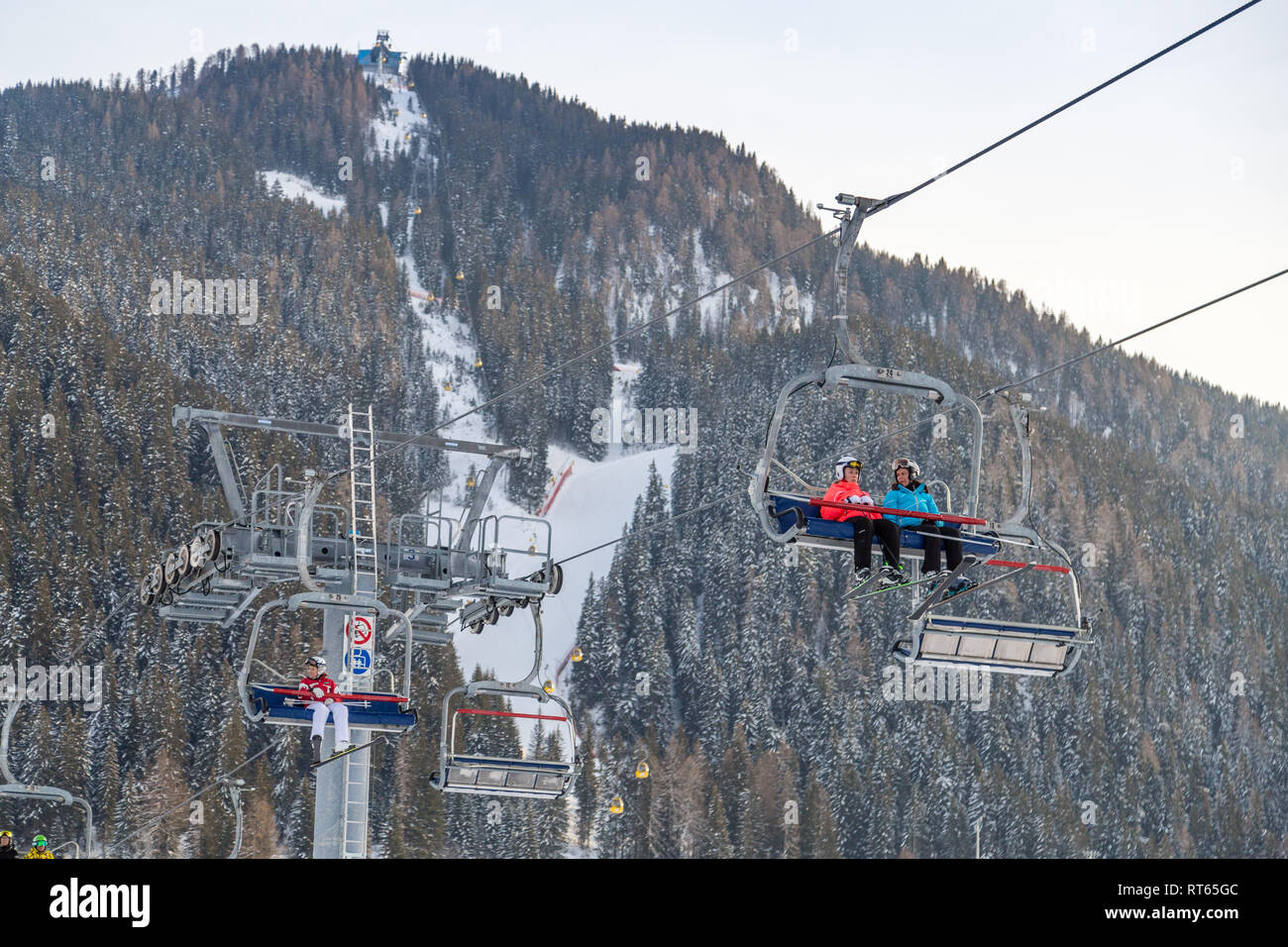 BADIA (BZ), Italien, Februar 9, 2019: Sessellift Skifahrer Transport auf den Gipfel des Berges, und Stockfoto