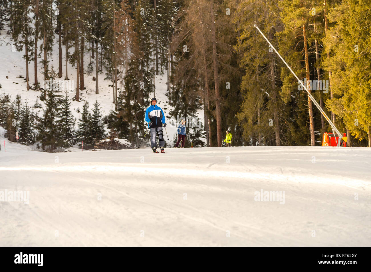 BADIA (BZ), Italien - 9. FEBRUAR 2019: Skifahrer Ski auf Schnee bedeckt, Anschluss Stockfoto