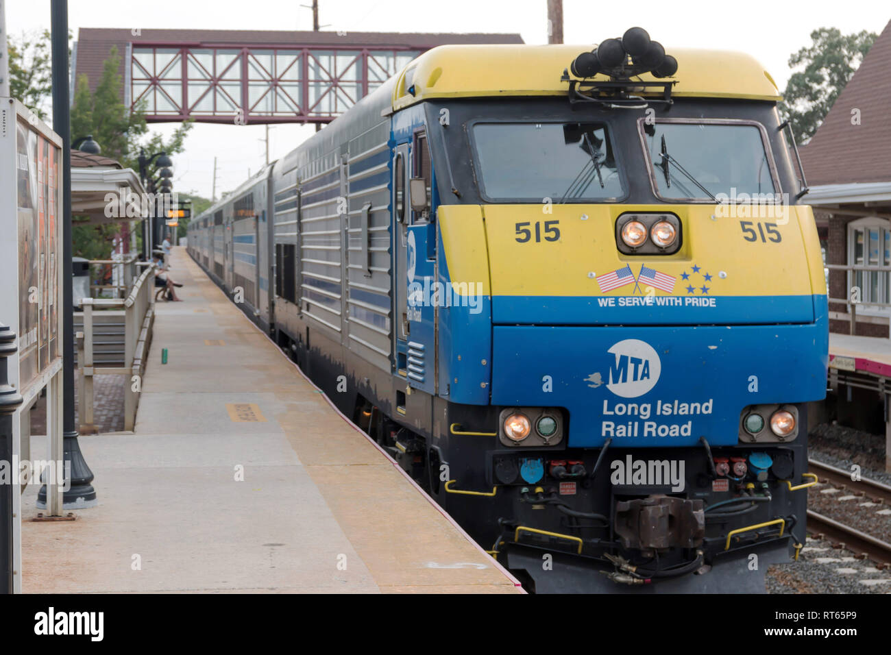 Bay Shore, NY, USA - 29. Juni 2017: ein Doppeldecker Zug kommt an der Bay Shore Bahnhof in der Woche vor dem Sommer der Hölle zu beginnen. Stockfoto