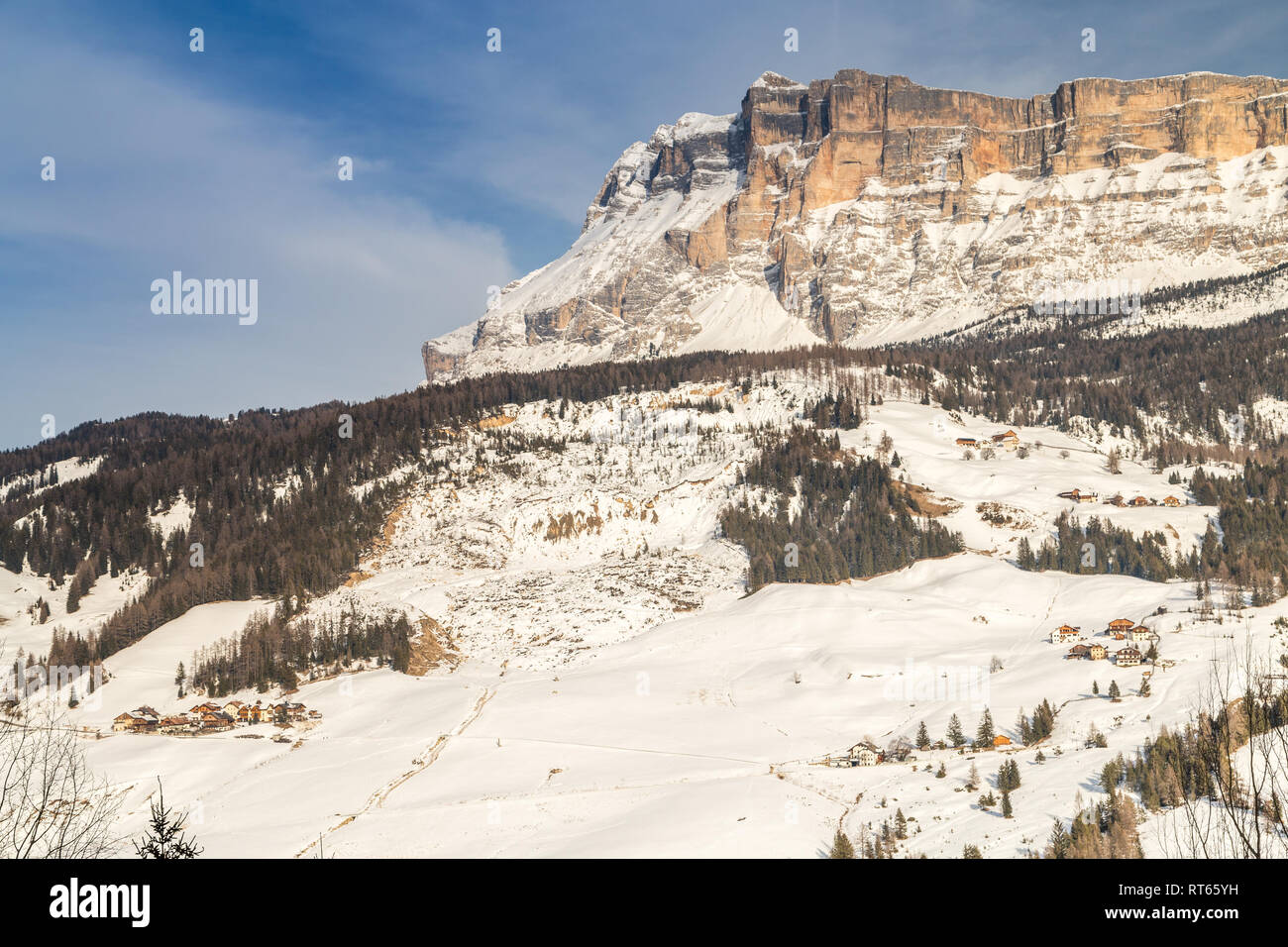 Entspannende Panorama der schneebedeckten Berge der Dolomiten Stockfoto