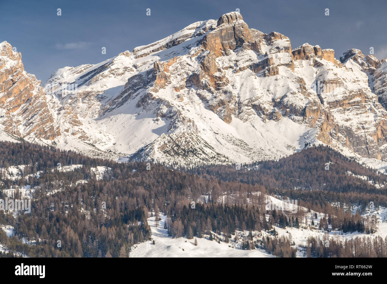 Entspannende Panorama der schneebedeckten Berge der Dolomiten Stockfoto