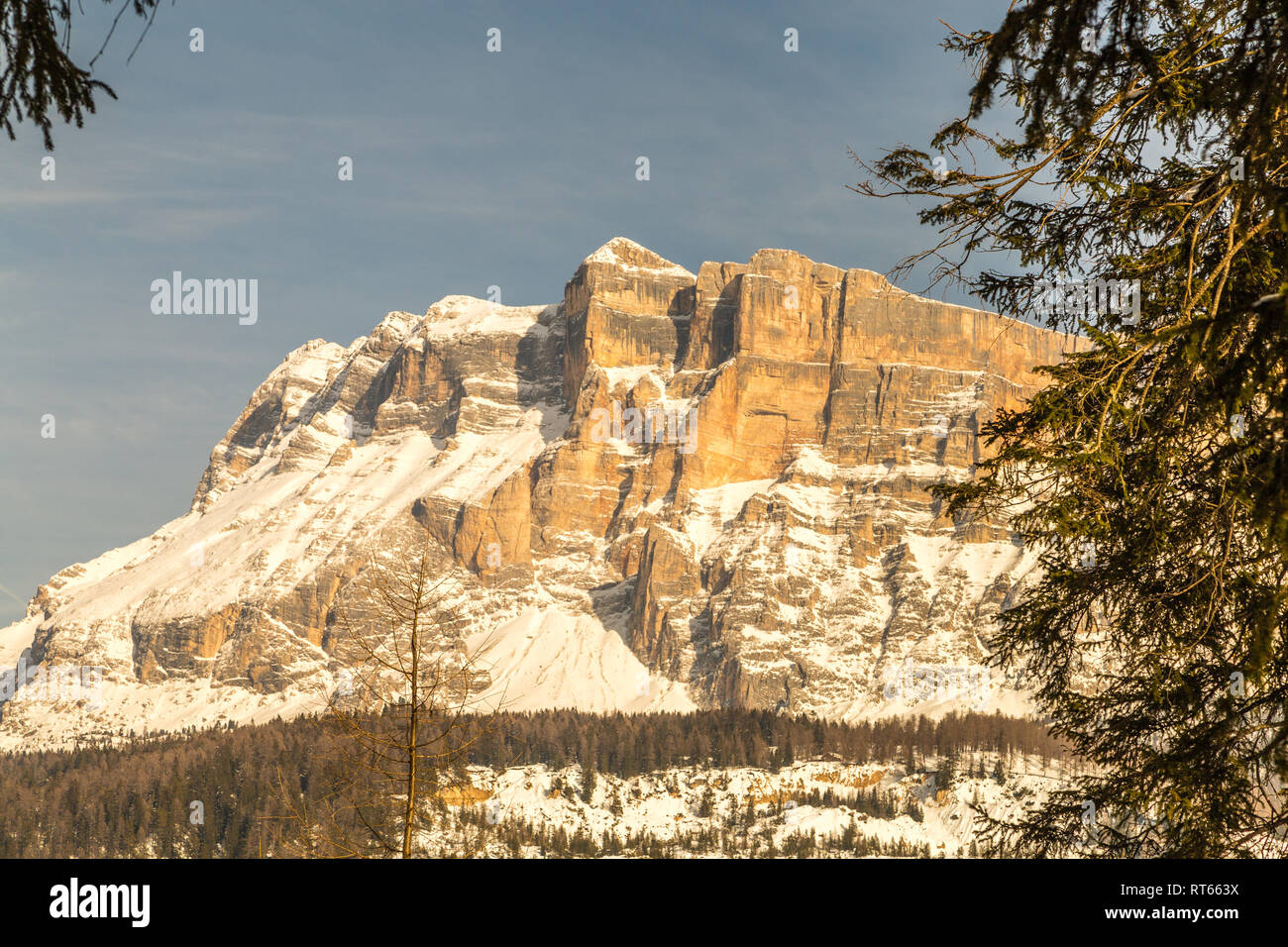 Entspannende Panorama der schneebedeckten Berge der Dolomiten Stockfoto