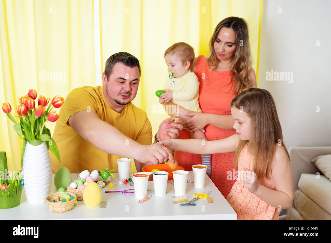 Happy Family Malerei Eier für das Osterfest in Wohnzimmer Stockfoto