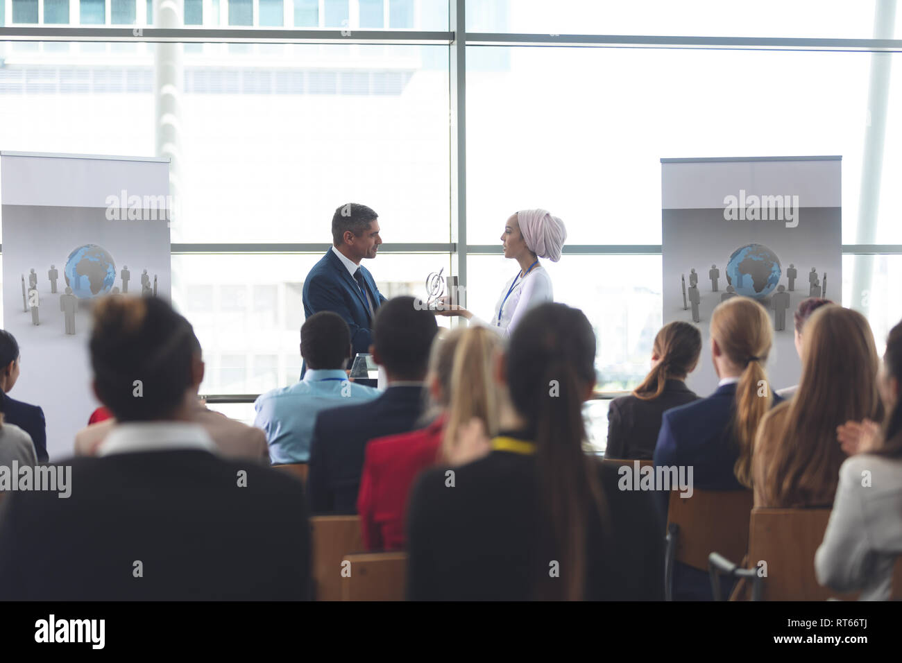 Geschäftsfrau, die Auszeichnung von Geschäftsmann in einem Business Seminar Stockfoto