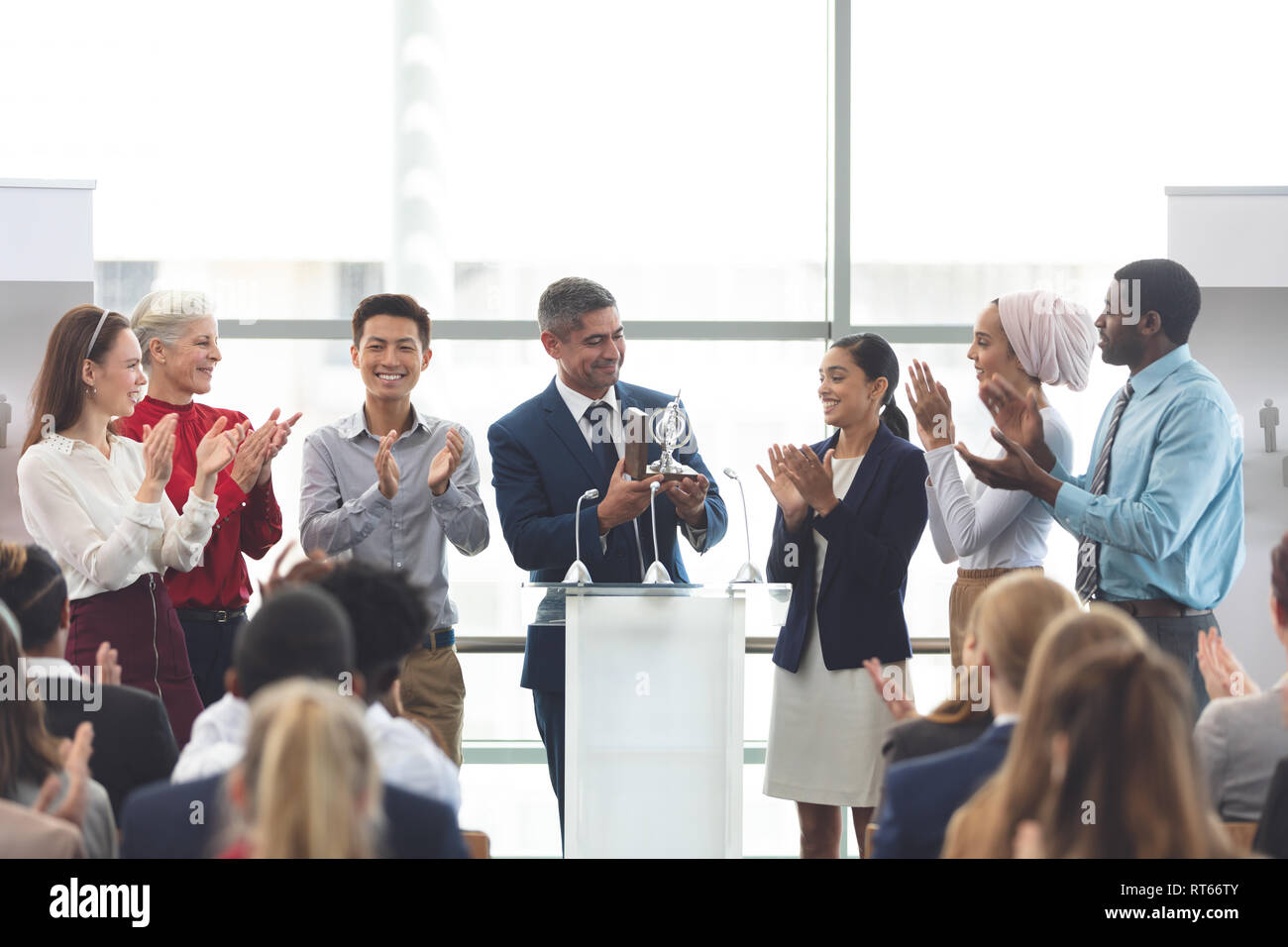 Geschäftsmann Holding award Podium mit Kollegen in einer Business Seminar Stockfoto