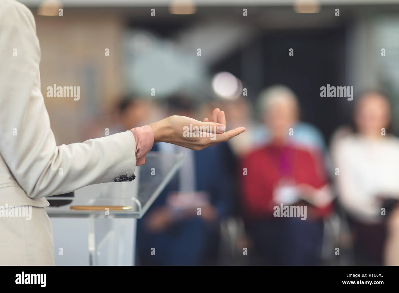 Weibliche Redner spricht in einem Business Seminar Stockfoto