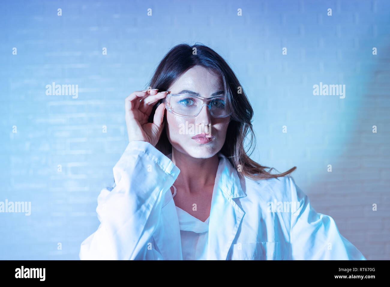 Porträt der schönen Wissenschaftlerin in trendigen Duplex blau und rosa Wirkung Stockfoto