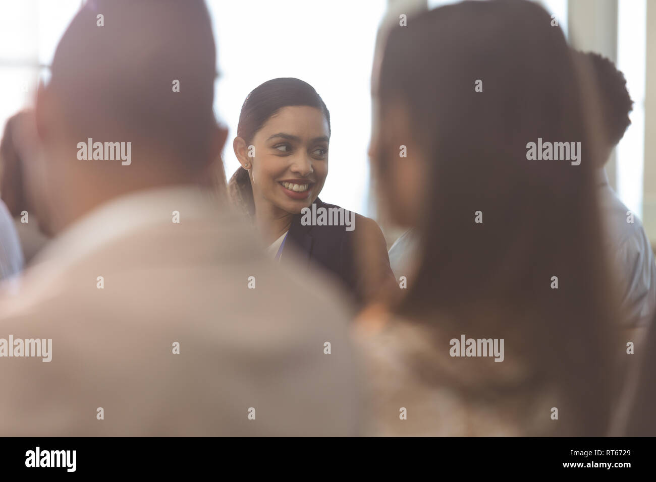 Geschäftsfrau, die Interaktion mit Ihrem Kollegen während des Seminars Stockfoto
