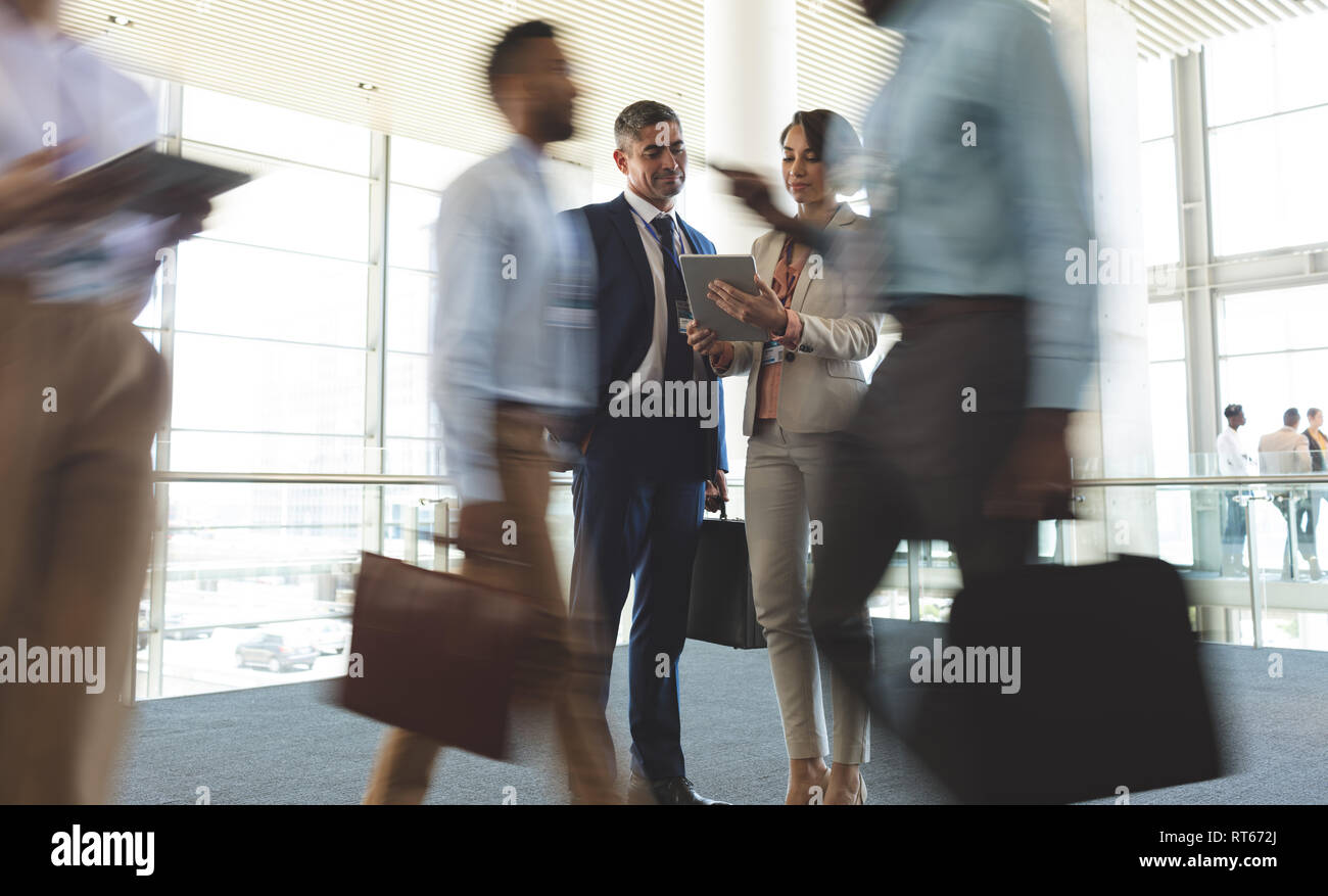 Unternehmensleiter diskutieren über digital-Tablette Stockfoto