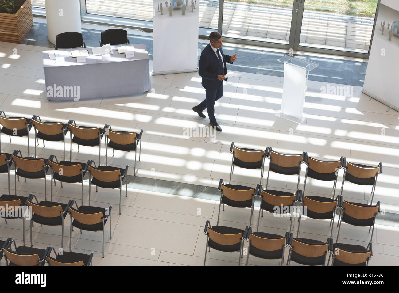 Unternehmer üben Rede in leeren Konferenzraum Stockfoto