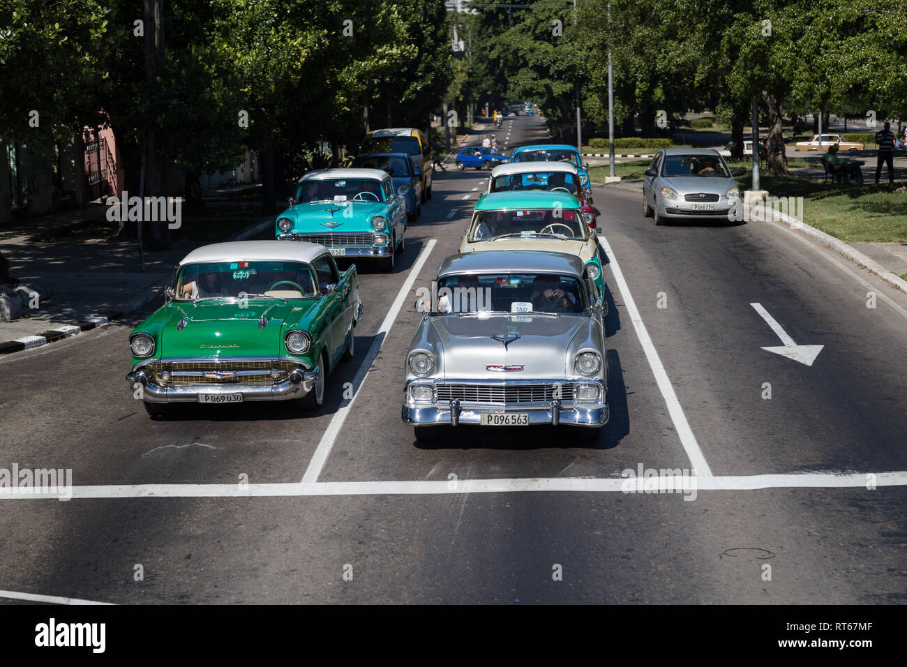Alte amerikanische Autos warten für die Ampel an einer Kreuzung in Havanna, Kuba Stockfoto
