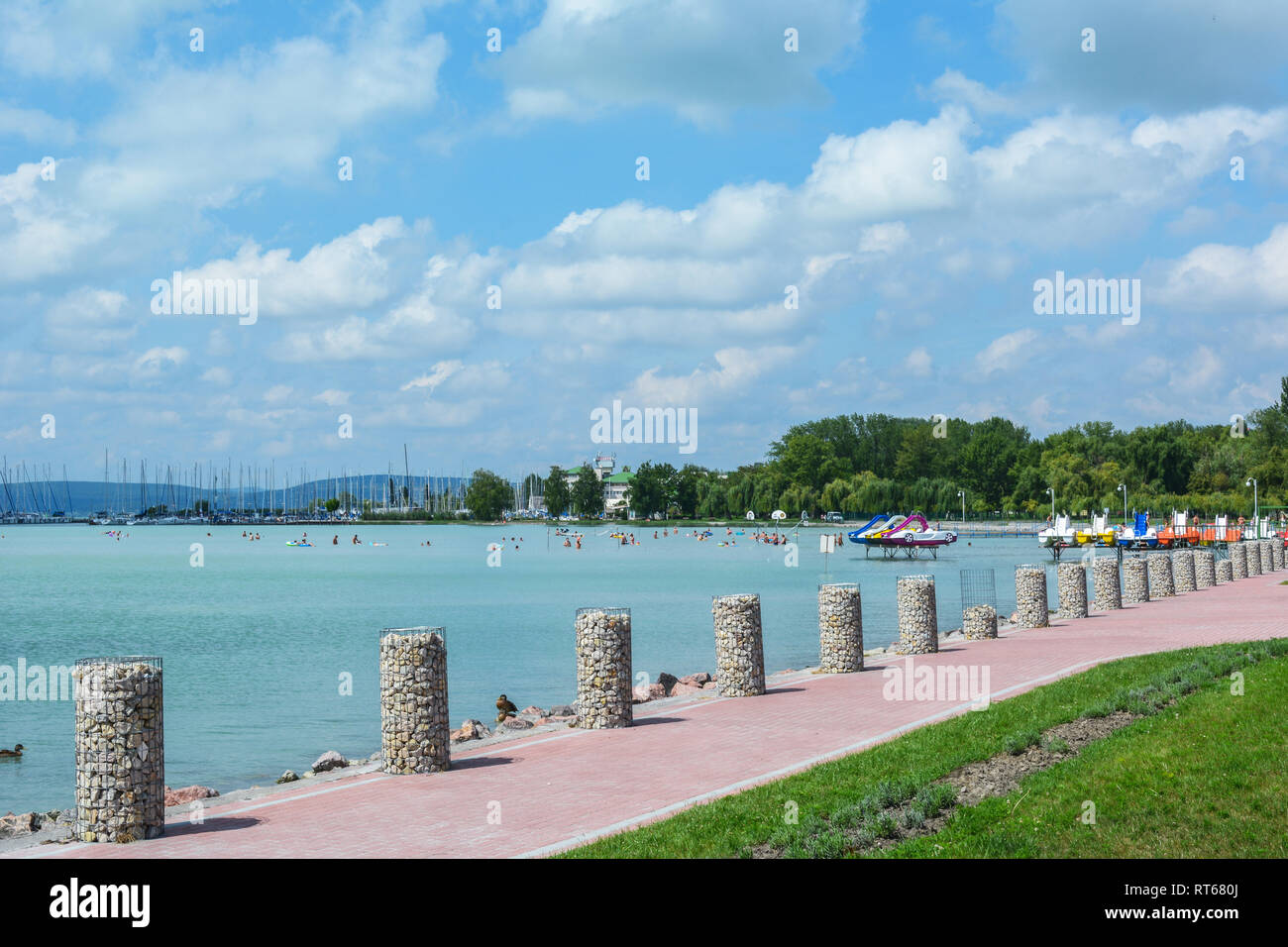 Schoner Strand Mit Segeln Boote Und Tretboote Am Plattensee In