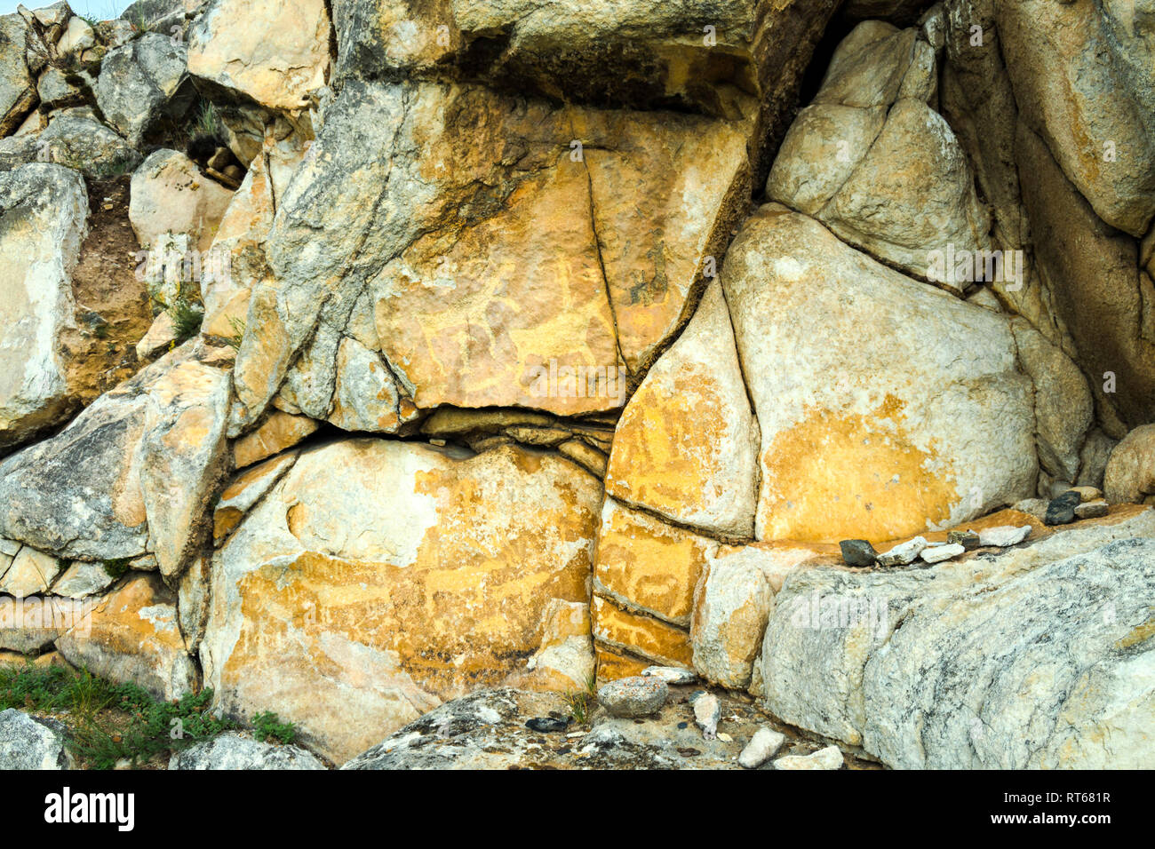 Felsmalereien auf Steine, Felsen mit Bildern auf Baikal. Felsmalereien auf Steine, Felsen mit Bildern auf Baikal. Stockfoto