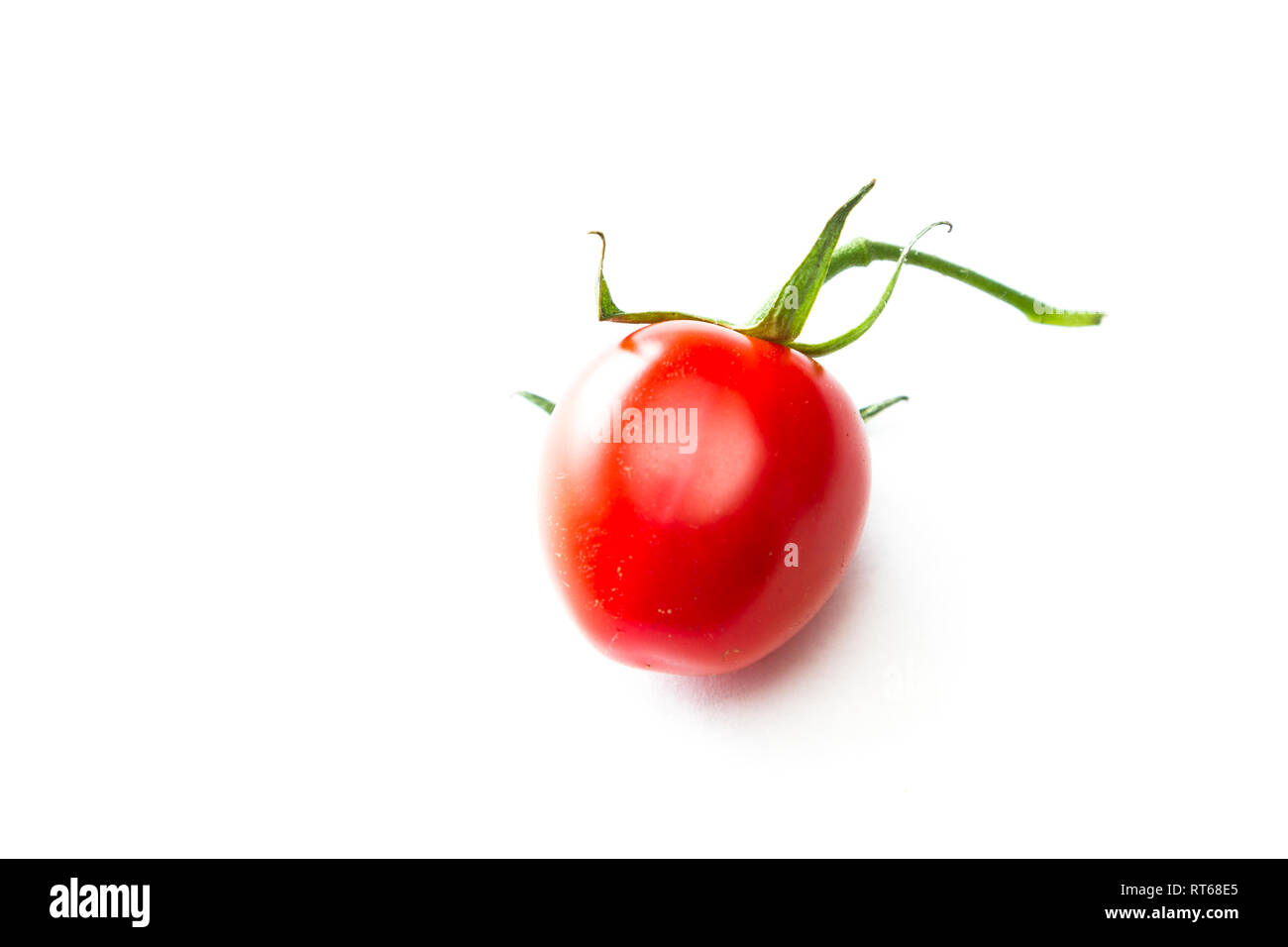 Nahaufnahme des Weinstocks sonnengereiften Erdbeere Tomaten mit einem leuchtend roten Farbe auf weißem Hintergrund Stockfoto