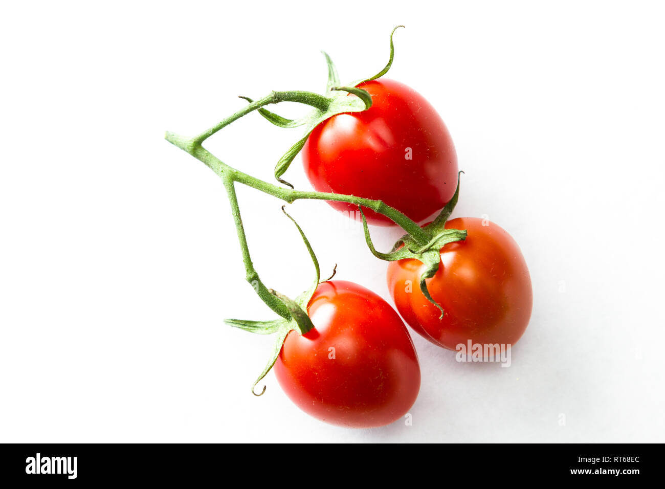 Nahaufnahme einer Gruppe von Rebsorten, reife Erdbeeren Tomaten mit einem leuchtend roten Farbe auf weißem Hintergrund Stockfoto