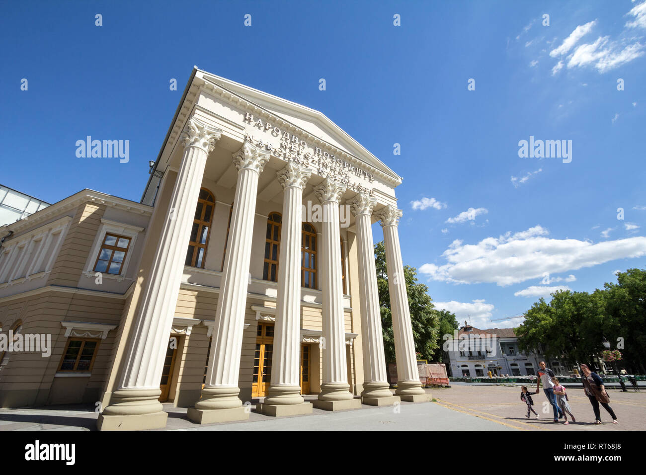 SUBOTICA, Serbien - Juli 1, 2018: Fassade des Nationaltheaters von Subotica, mit Erwähnung Nationaltheater in Serbisch, Kroatisch und Ungarisch übersetzt Stockfoto