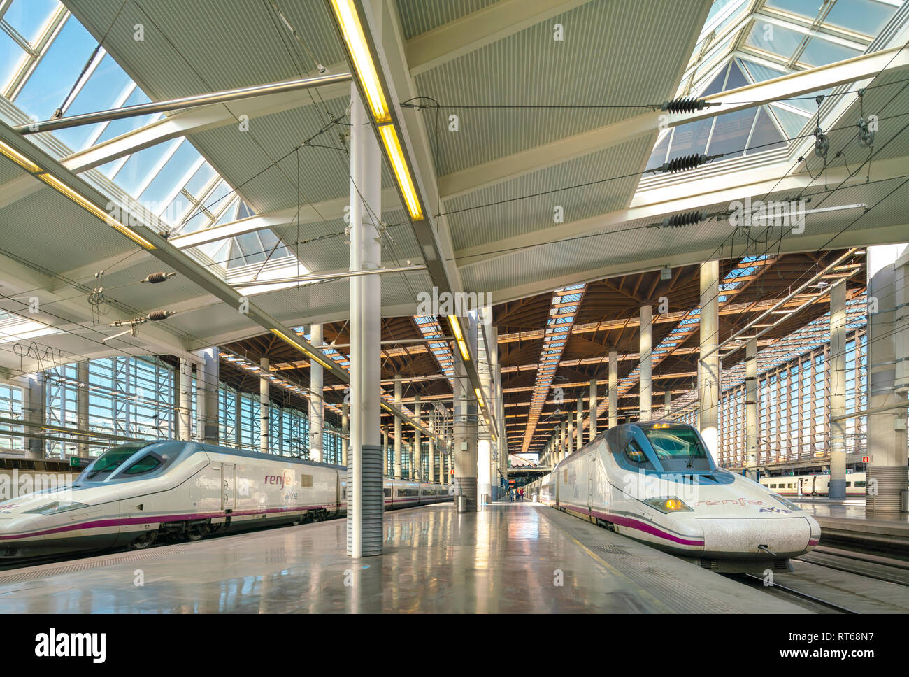 Bahnhof Madrid Atocha mit Hochgeschwindigkeitszügen der AVE-Klasse 102 nach Cordoba und Malaga. Bahnhof Estacion Puerta de Atocha Bahnsteig nach Málaga Stockfoto