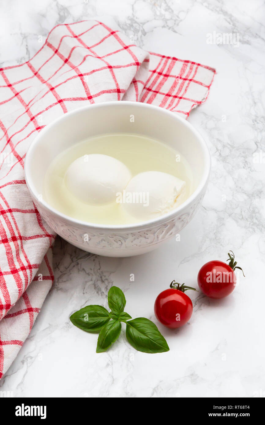 Burratta Käse in eine Schüssel geben. Stockfoto
