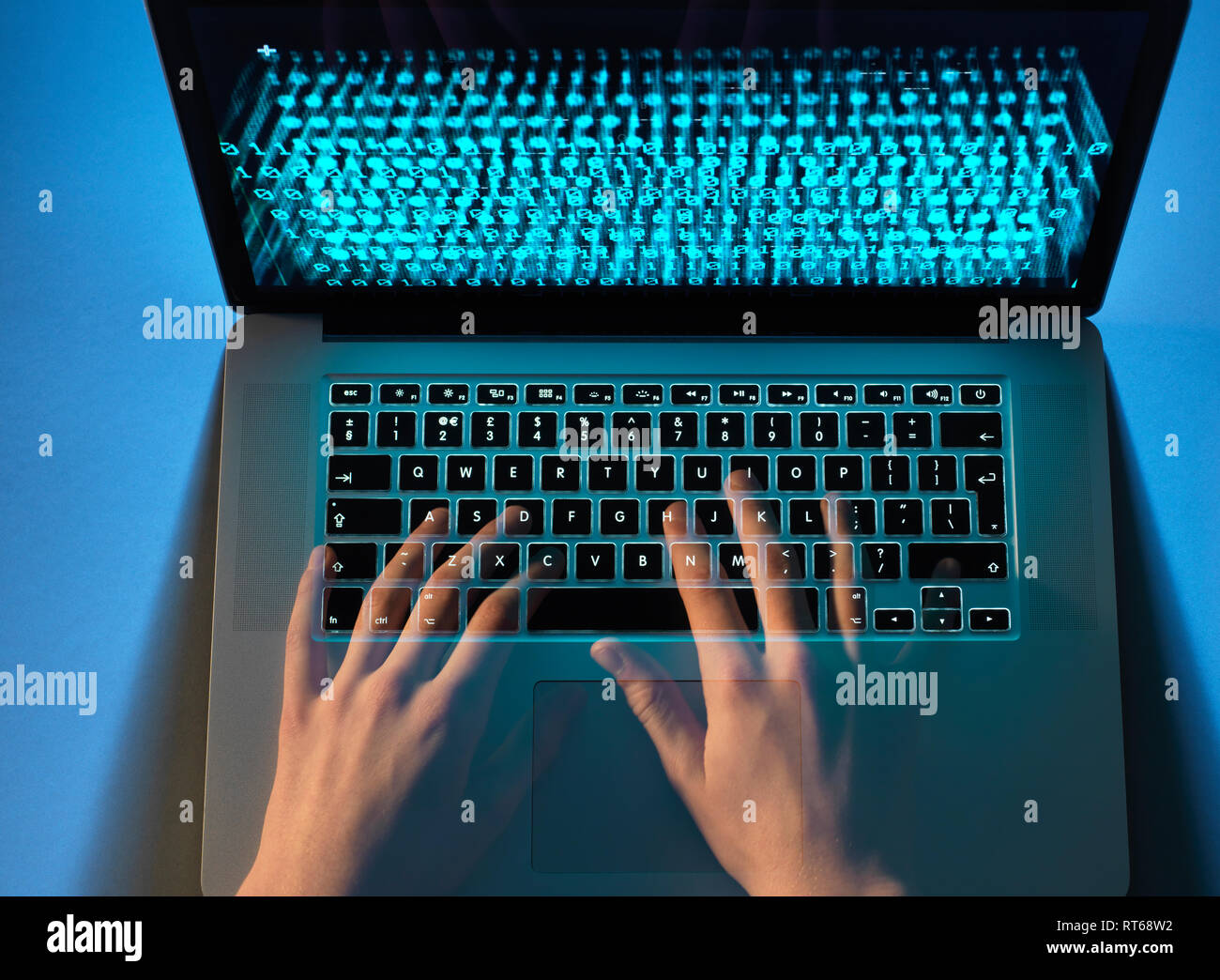 Hände von Hacker coding Computer Virus auf Laptop Stockfoto