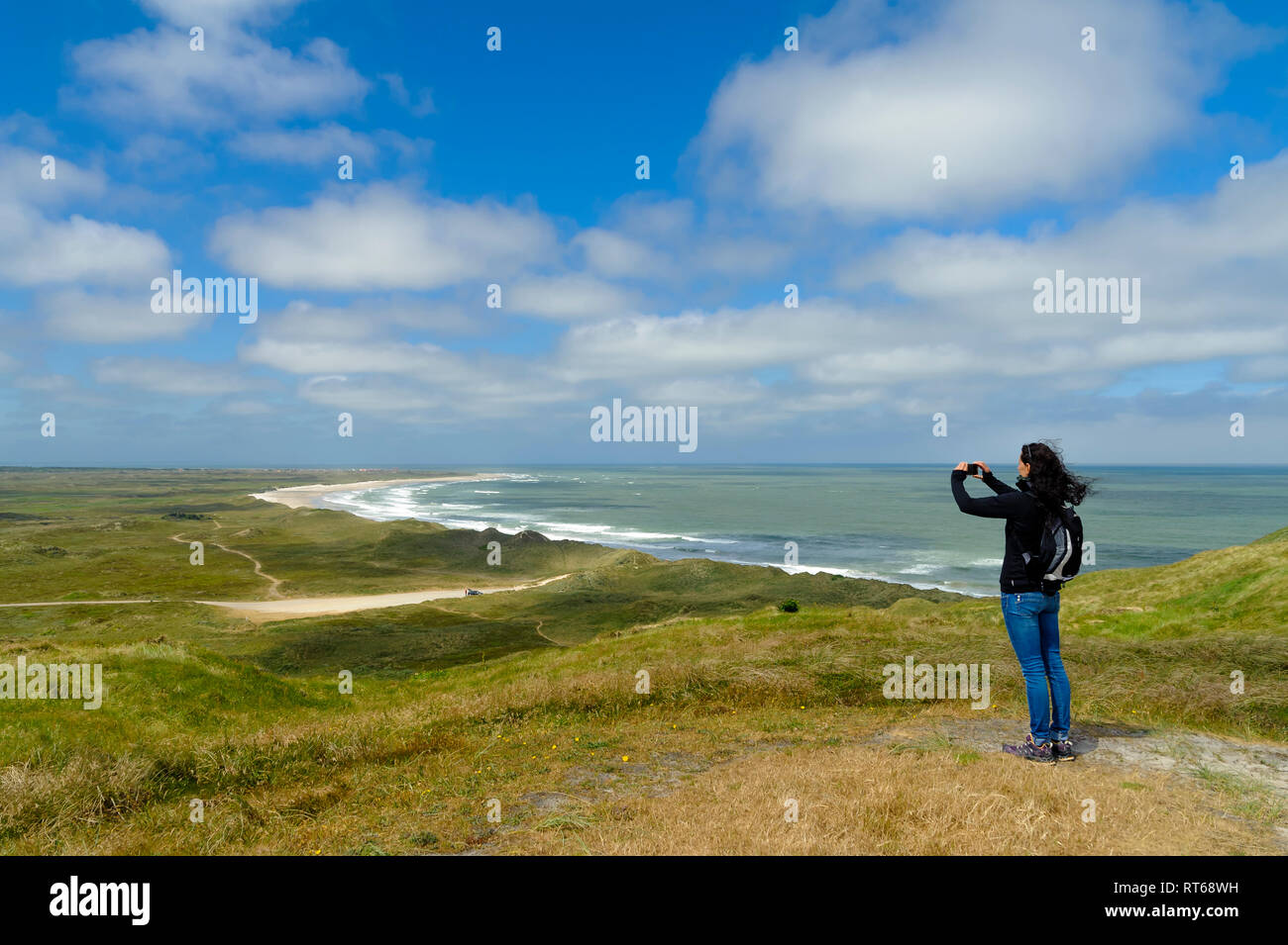 Dänemark, Nordjütland, Bulbjerg, Frau Bilder in Dünenlandschaft Stockfoto