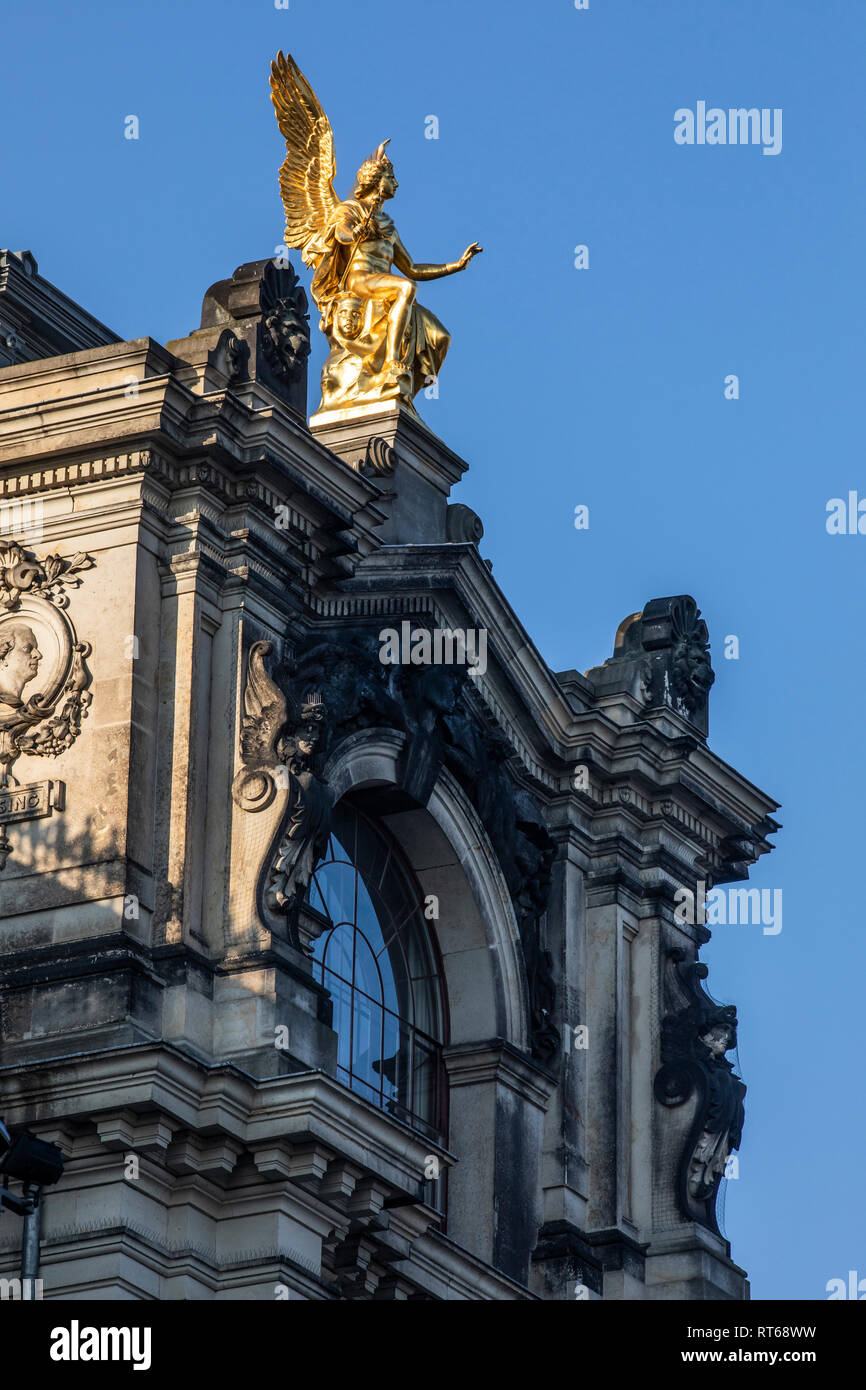 Deutschland, Dresden, Teil der Fassade der Akademie der bildenden Künste mit goldenen Engel Statue Stockfoto