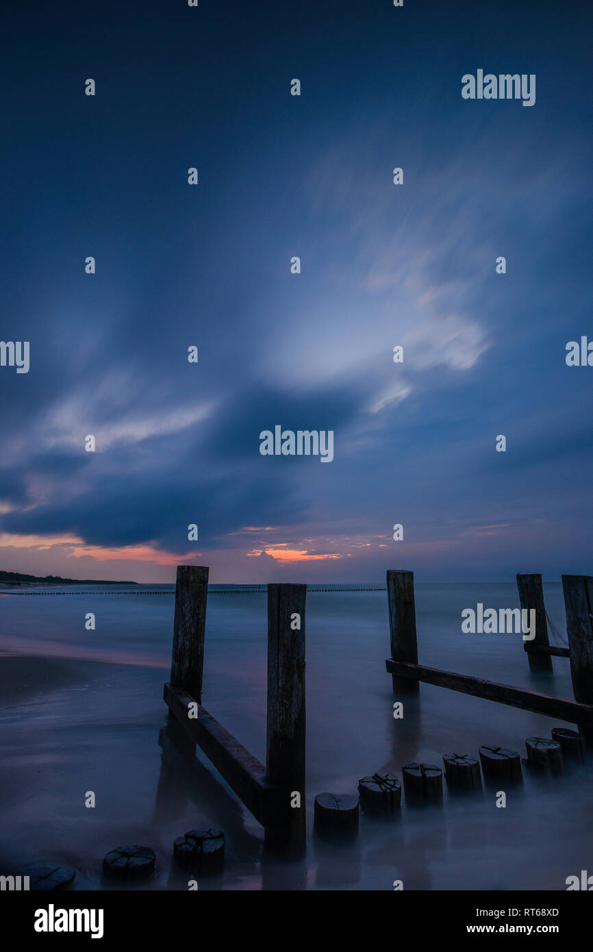 Deutschland, Mecklenburg-Vorpommern, Zingst, Strand am Abend, Wellenbrecher Stockfoto