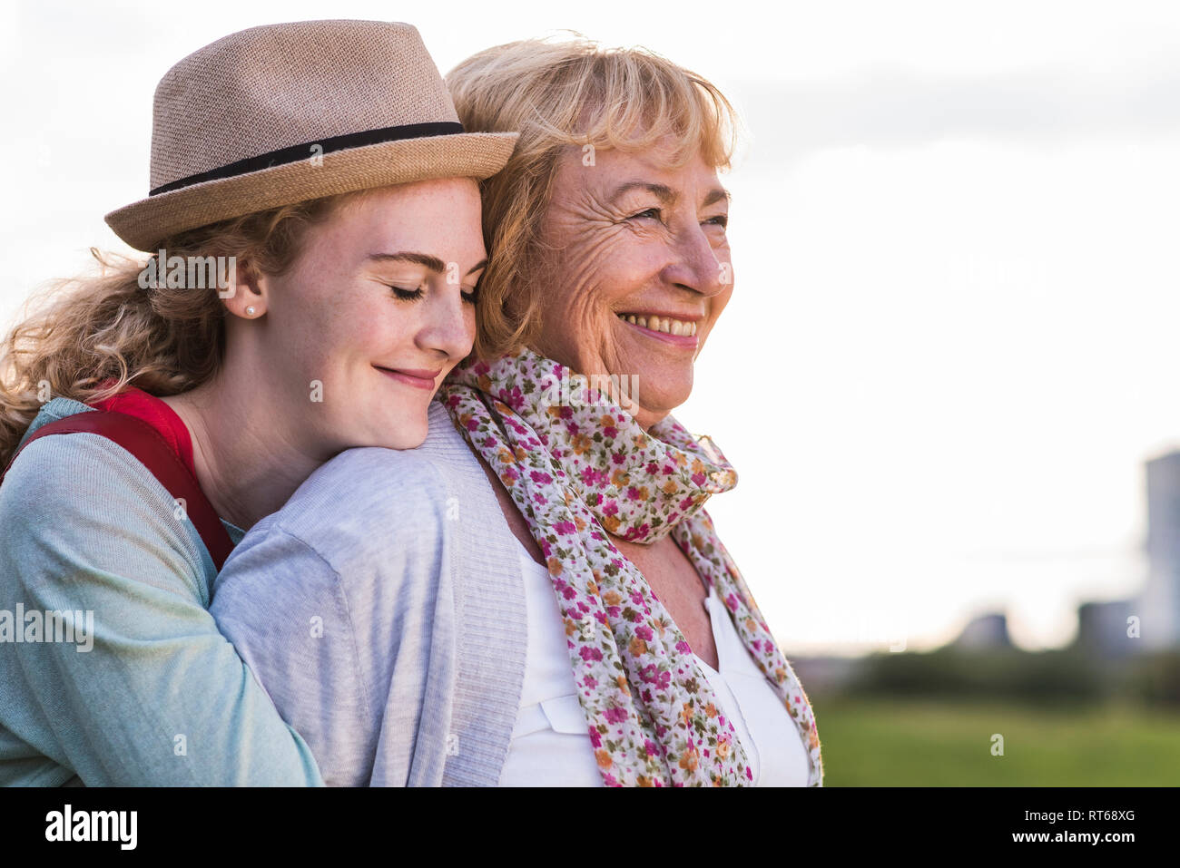 Porträt der glückliche Großmutter und Enkelin Stockfoto