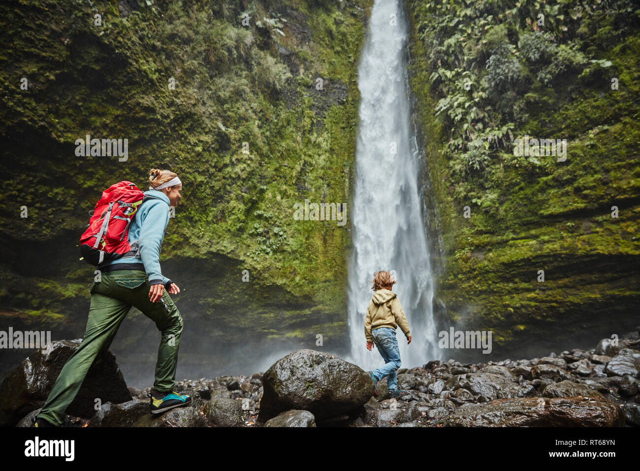 Chile, Patagonien, Vulkan Osorno, Mutter und Sohn gehen in Las Cascadas Wasserfall Stockfoto