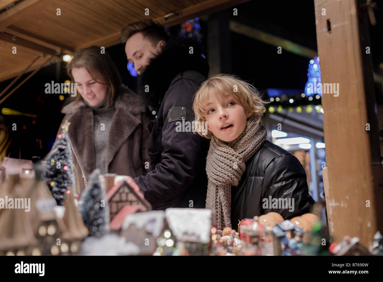 Porträt der Jungen an der Weihnachtsmarkt mit seinen Eltern Stockfoto