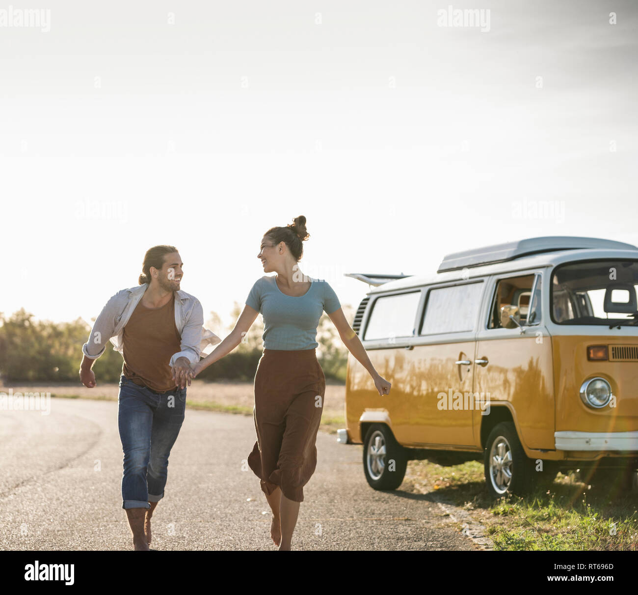Glückliches Paar tun eine Reise mit einem Wohnmobil, Hand in Hand auf der  Straße Stockfotografie - Alamy