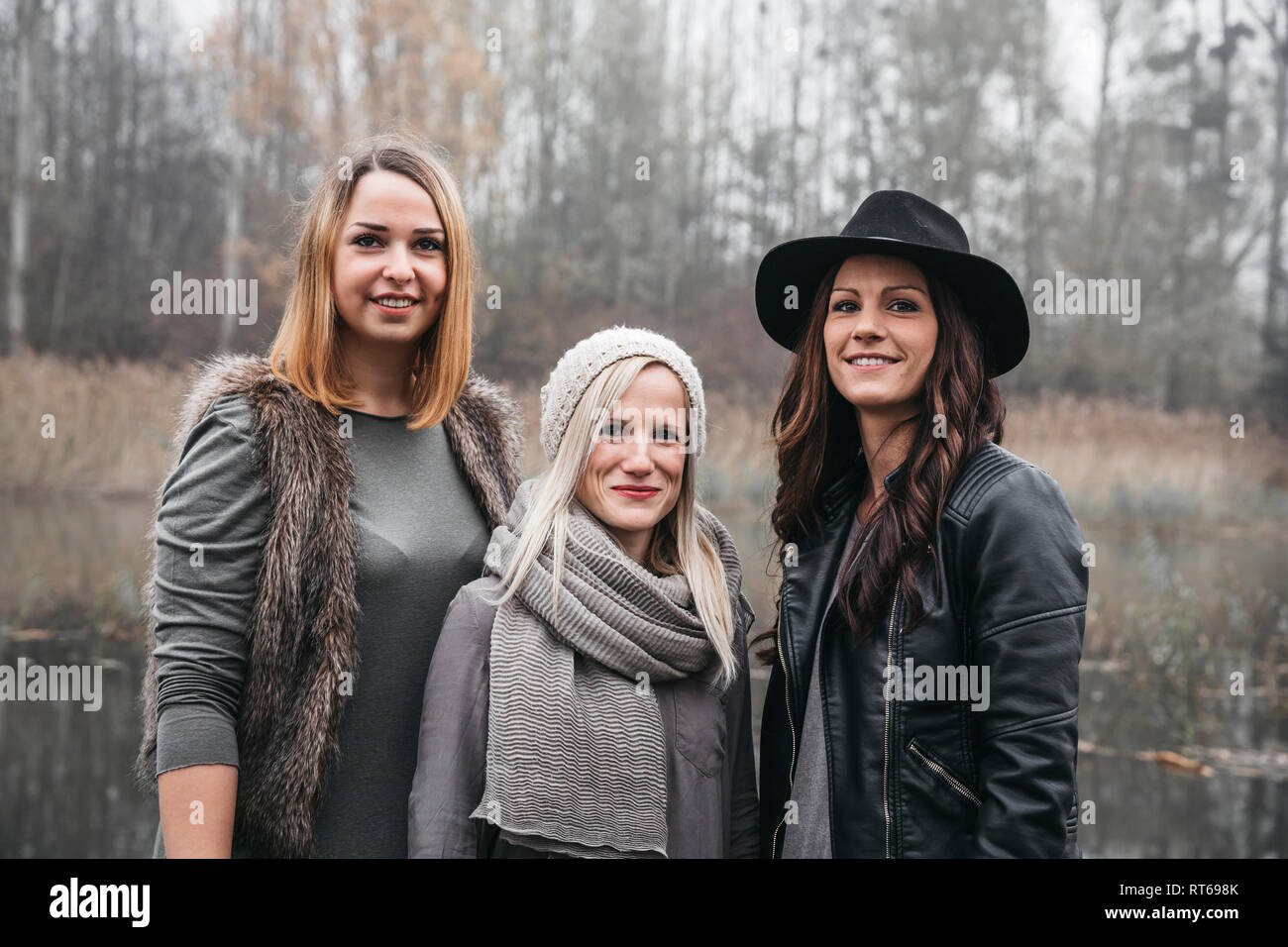 Portrait von drei Freunde in der herbstlichen Natur Stockfoto